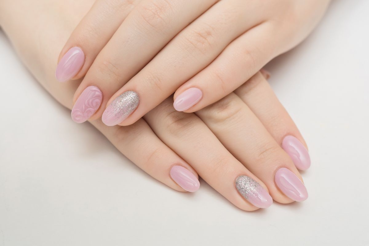 Short Nails with Accent Nail