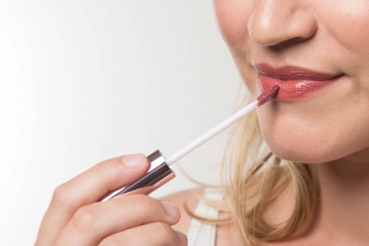 Tips for Applying Nude Lip Gloss