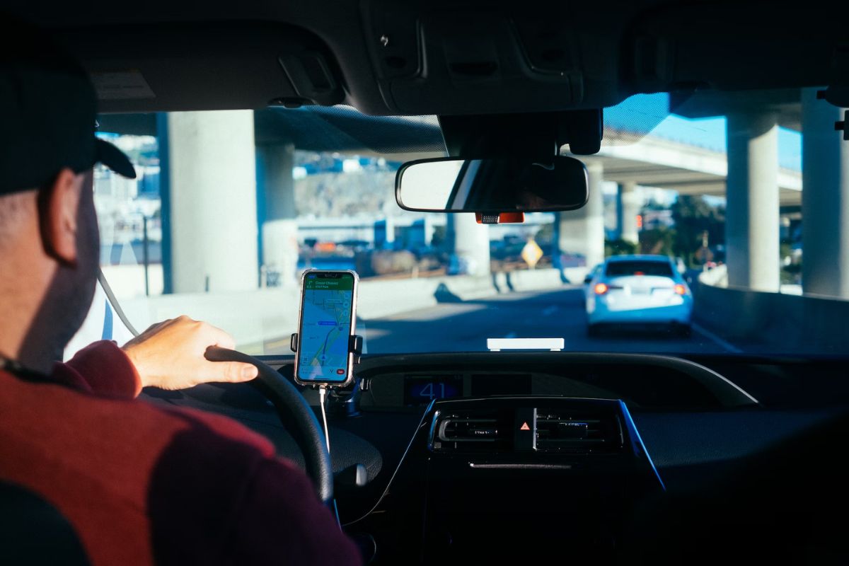 Navigating the Streets – A Guide on Playing it Safe with Taxi and Travel Apps