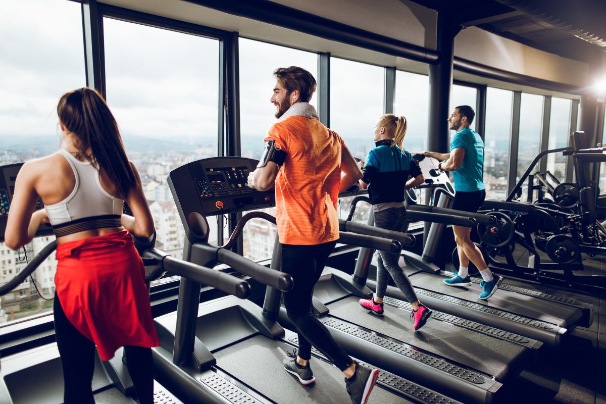 Treadmill vs. Outdoor Running – Pros and Cons for Fitness Enthusiasts