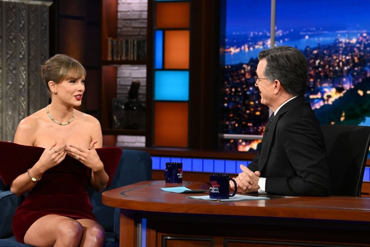 Taylor Swift on The Late Show with Stephen Colbert.jpg